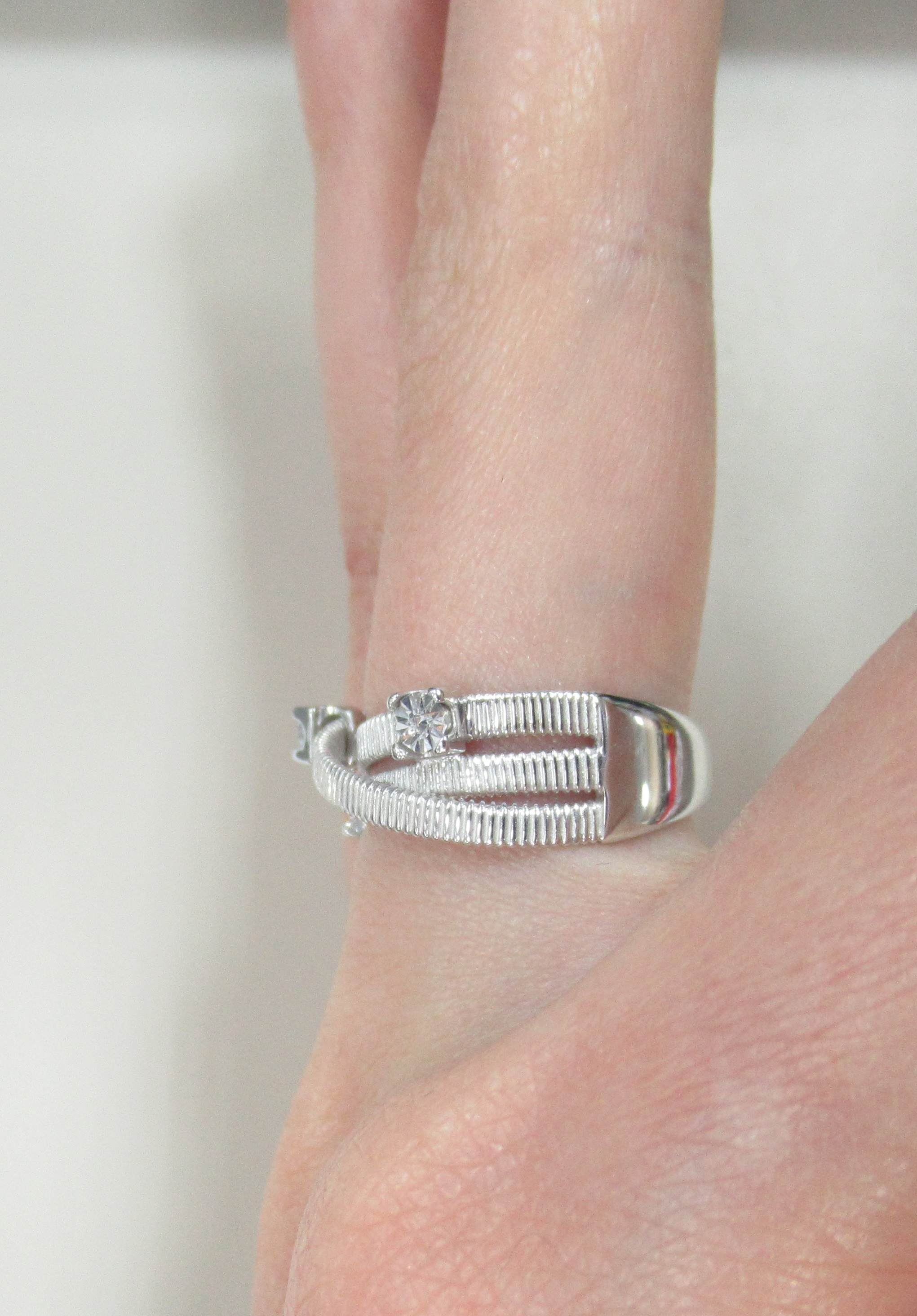 Серебряное кольцо с бриллиантом